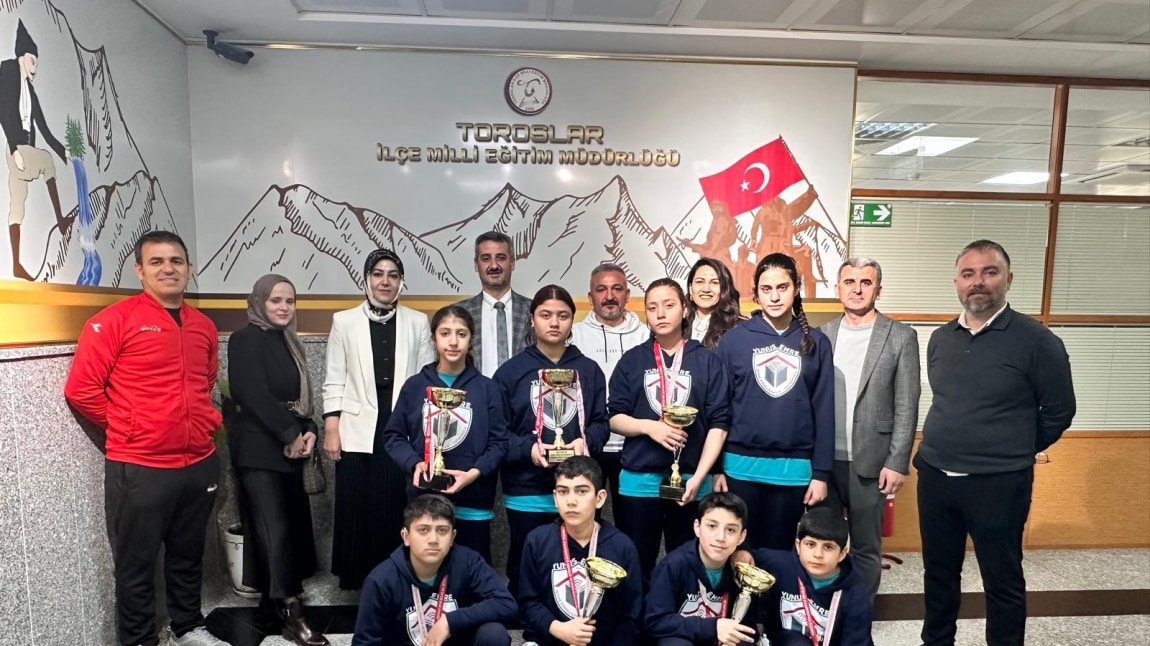 YUNUS EMRE ORTAOKULU ŞAMPİYONLARI TOROSLAR İLÇE MİLLİ EĞİTİM MÜDÜRÜMÜZ KAAN AYDEMİR’İ MAKAMINDA ZİYARET ETTİ